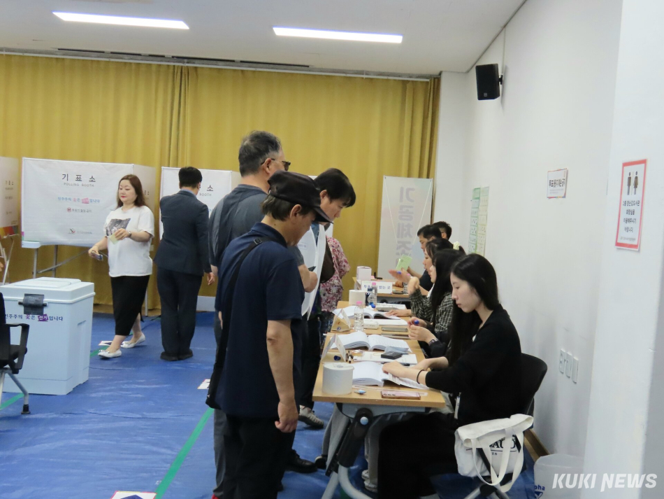제9회 전국동시지방선거가 3일 오후 12시 20분 현재 전국적으로 19%의 투표율을 보이고 있는 가운데 강원도 강릉시 성덕포남로 80-22(입암동) 성덕문화센터 1층 보건교육장에 마련된 성덕동제3투표소를 찾은 강릉시민들이 투표에 앞서 투표용지를 받기 위해 신분 확인 절차를 밟고 있다. 전인수 기자