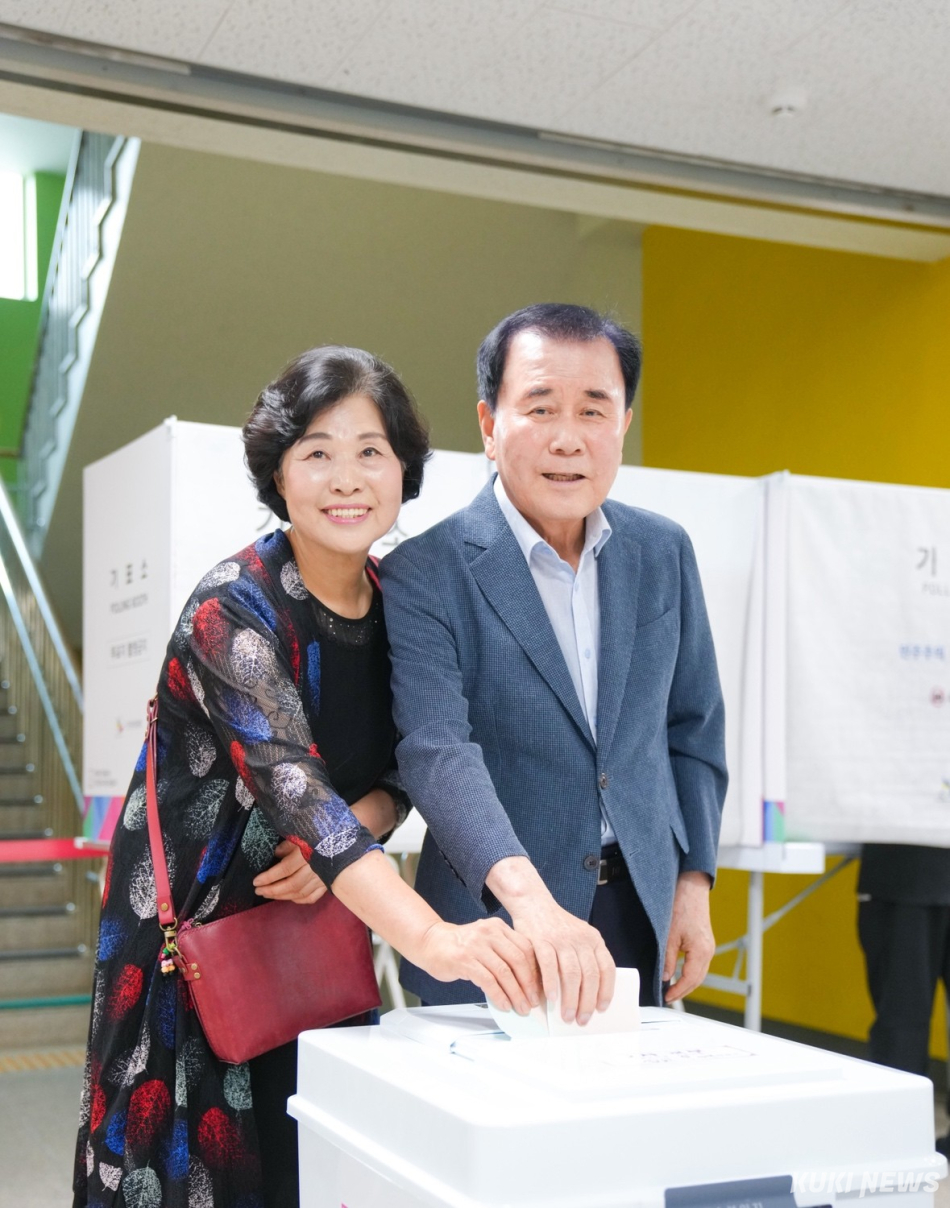 김지철 충남교육감이 3일 부인 양현옥 여사와 함께 지방선거 투표소를 찾아 한 표를 행사하고 있다. 충남교육청