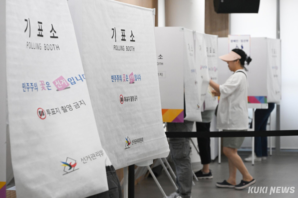 제9회 전국동시지방선거일인 3일 서울 동작구 상도4동 주민센터에 마련된 투표소를 찾은 유권자가 투표를 위해 기표소에 들어가고 있다. 임은재 기자