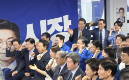정원오 캠프, 출구조사 ‘51.4%’에 박수·환호성 [쿡 정치포토]