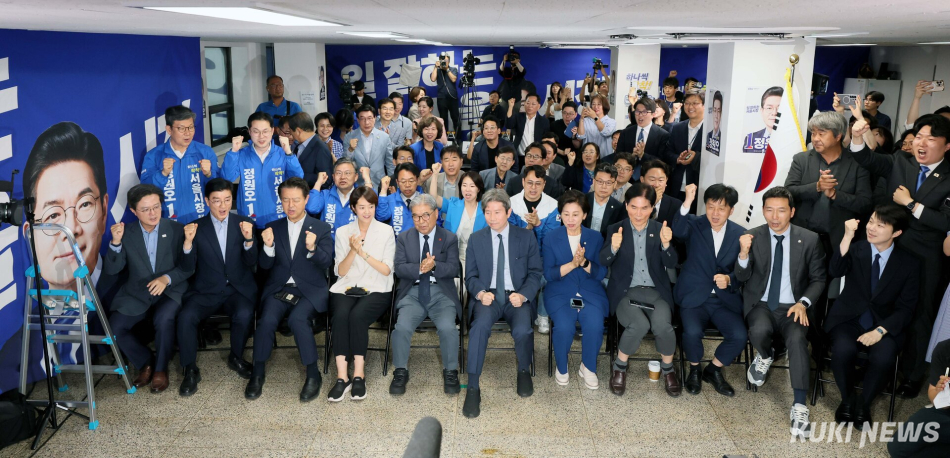 6·3 지방선거일인 3일 서울 중구 태평빌딩에 마련된 정원오 더불어민주당 서울시장 후보 선거캠프에서 관계자들이 방송사 출구조사 결과가 발표되자 환호하고 있다.