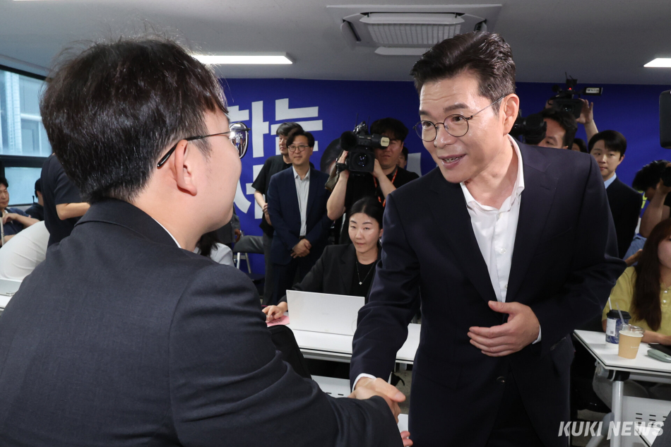 정원오 더불어민주당 서울시장 후보가 제9회 전국동시지방선거일인 3일 오후 서울 중구 세종대로 캠프에서 취재진과 인사를 나누고 있다.