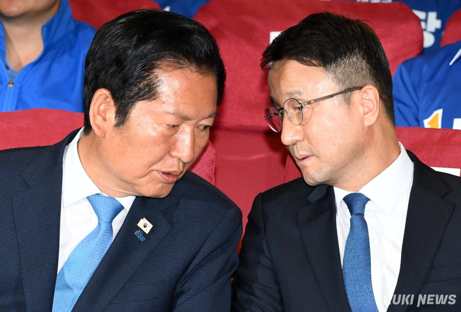 제9회 전국동시지방선거일인 3일 서울 여의도 국회 의원회관에 마련된 더불어민주당 개표상황실에서 정청래 총괄상임선대위원장이 한병도 상임공동선대위원장과 대화하고 있다. 사진공동취재단