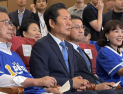 출구조사 ‘11곳 우세’에 환호 터진 민주당 상황실…지도부는 ‘무표정’ [쿡 정치포토]