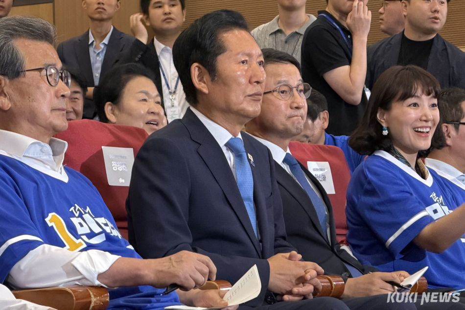 더불어민주당 정청래 총괄상임선거대책위원장과 한병도 공동상임선대위원장을 포함한 지도부가 3일 서울 여의도 국회에 마련한 제9회 전국동시지방선거·국회의원 재보궐선거 개표상황실에서 투표 결과를 기다리고 있다. 유병민 기자