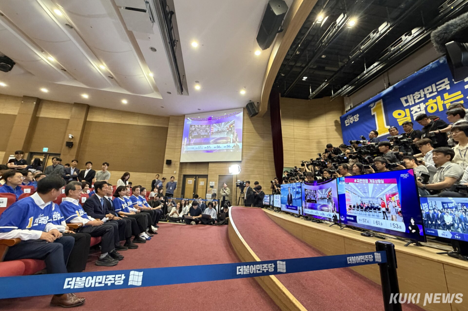 더불어민주당 정청래 총괄상임선거대책위원장과 한병도 공동상임선대위원장을 포함한 지도부가 3일 서울 여의도 국회에 마련한 제9회 전국동시지방선거·국회의원 재보궐선거 개표상황실에서 투표 결과를 기다리고 있다. 유병민 기자