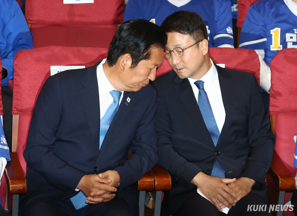 정청래 더불어민주당 총괄상임선거대책위원장과 한병도 공동상임선대위원장이 3일 국회 의원회관에 마련한 제9회 전국동시지방선거·국회의원 재·보궐선거 개표상황실에서 출구조사 결과를 굳은 표정으로 대화를 나누고 있다.