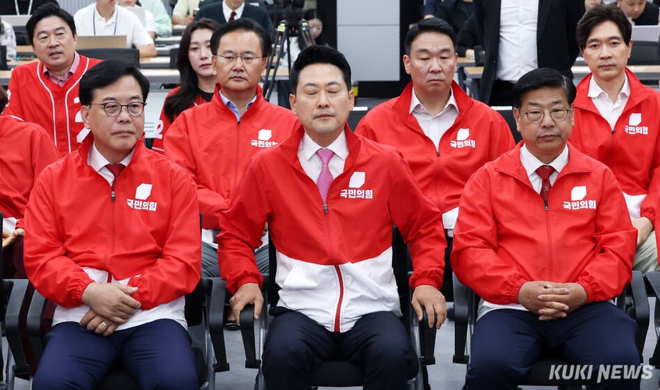 장동혁 대표를 비롯한 국민의힘 지도부가 3일 오후 서울 여의도에 위치한 국민의힘 중앙당사에서 6·3 지방선거 방송 3사 출구조사 결과를 지켜보고 있다. 사진공동취재단