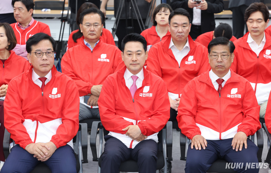 장동혁 대표를 비롯한 국민의힘 지도부가 3일 오후 서울 여의도에 위치한 국민의힘 중앙당사에서 6·3 지방선거 방송 3사 출구조사 결과를 지켜보고 있다. 사진공동취재단
