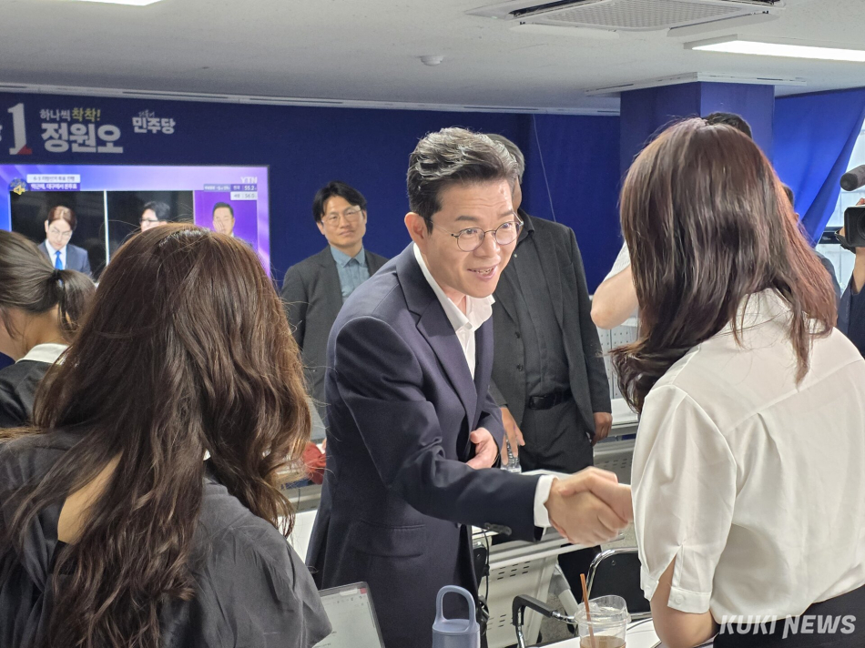 정원오 더불어민주당 서울시장 후보가 3일 오후 출구조사 발표에 앞서 서울 중구 소재 선거캠프에서 기자들과 악수를 나누고 있다. 김미경 기자