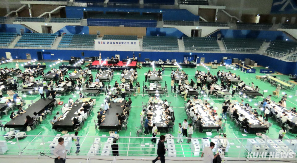 제9회 전국동시지방선거 본투표가 모두 마무리되고 최종 투표율이 64.5%로 집계된 가운데 가톨릭관동대 성세바스티아노 스포츠센터에 마련된 강릉시 개표소에서 개표가 한창 진행되고 있다. 전인수 기자