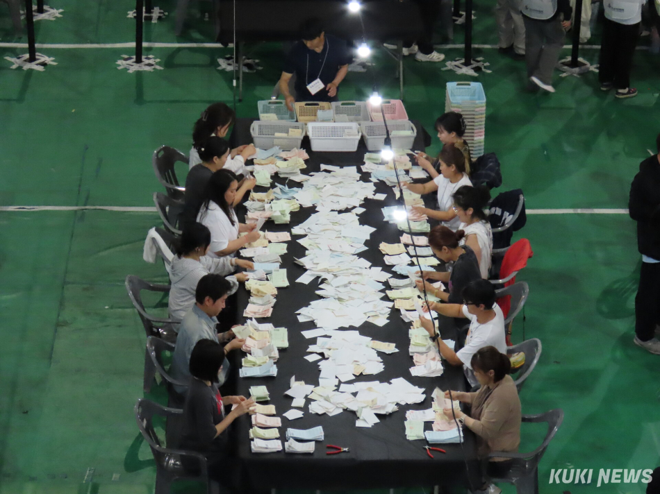 제9회 전국동시지방선거 본투표가 모두 마무리되고 최종 투표율이 64.5%로 집계된 가운데 가톨릭관동대 성세바스티아노 스포츠센터에 마련된 강릉시 개표소에서 개표가 한창 진행되고 있다. 전인수 기자