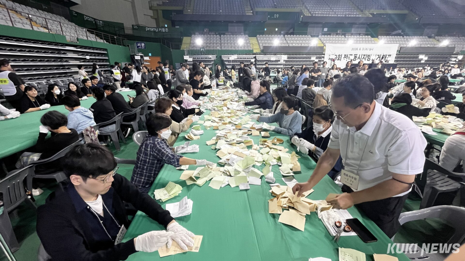 3일 오후 7시 개표소가 마련된 원주종합체육관에서 선거사무원들이 개표를 하고 있다. (사진=원주 윤수용)