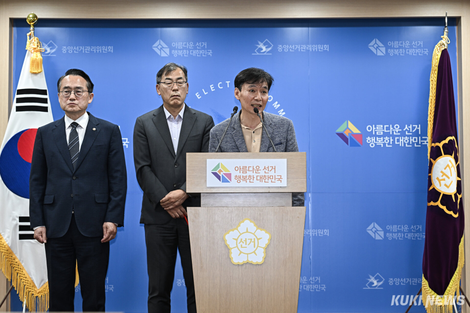 허철훈 중앙선거관리위원회 사무총장(왼쪽부터), 윤재수 선거정책실장, 이상능 선거1국장이 3일 경기 과천 중앙선관위에서 열린 투표용지 부족 사태 관련 기자회견에서 취재진 질문에 답하고 있다.