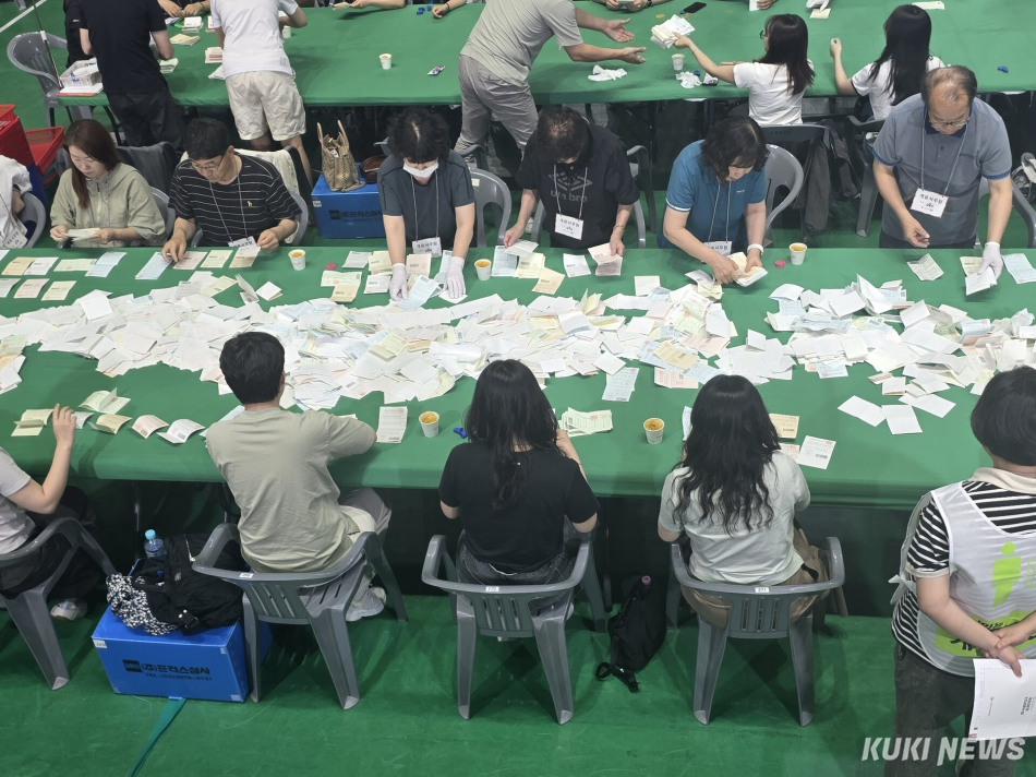 춘천 호반체육관에서 개표사무원들이 개표 작업을 하고 있다. (사진=한재영)