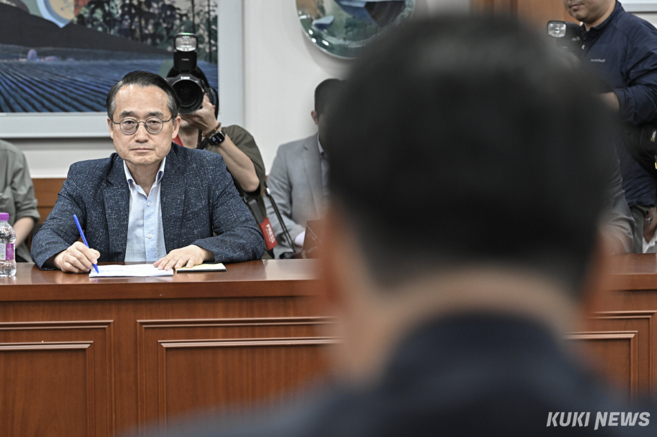 허철훈 중앙선거관리위원회 사무총장이 3일 오후 투표용지 부족 사태와 관련해 경기 과천시 중앙선거관리위원회를 항의 방문한 장동혁 국민의힘 상임선거대책위원장의 발언을 듣고 있다.