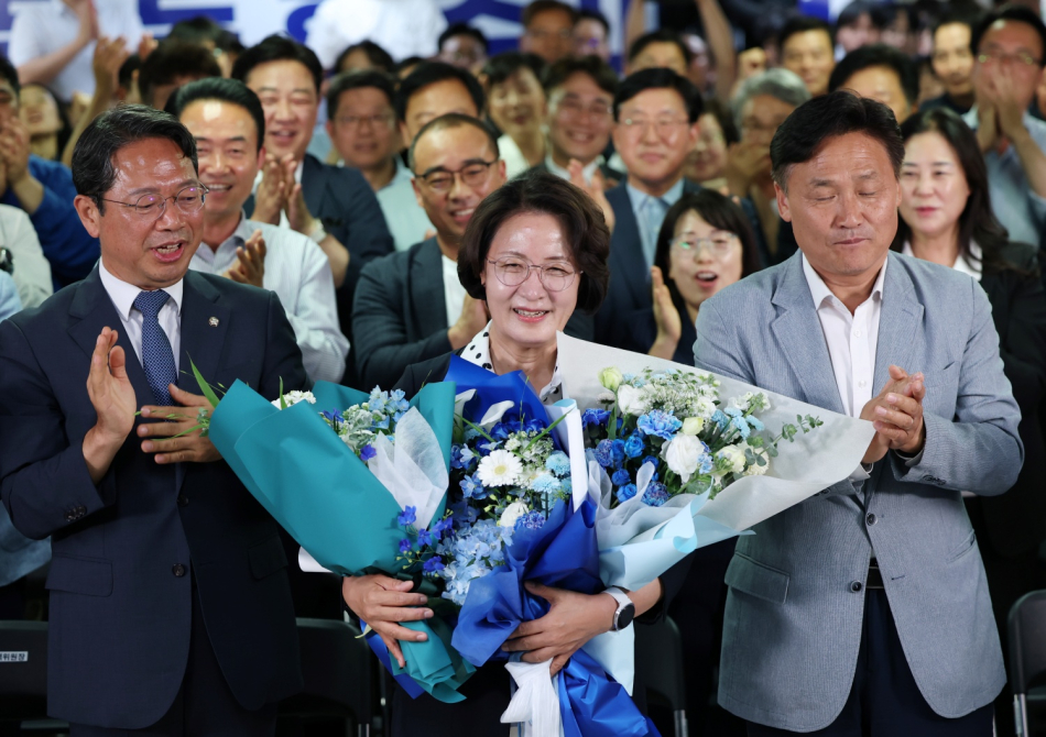 제9회 전국동시지방선거 경기도지사에 출마한 더불어민주당 추미애 후보가 4일 경기도 수원시 선거사무소에서 당선이 확실시되자 기뻐하고 있다. 연합뉴스