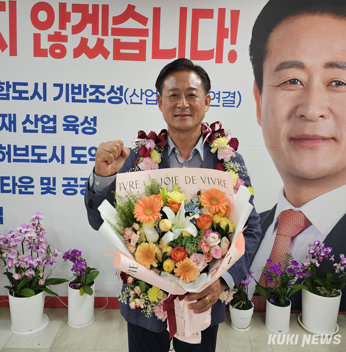 재선에 성공한 신영재 홍천군수 당선인.