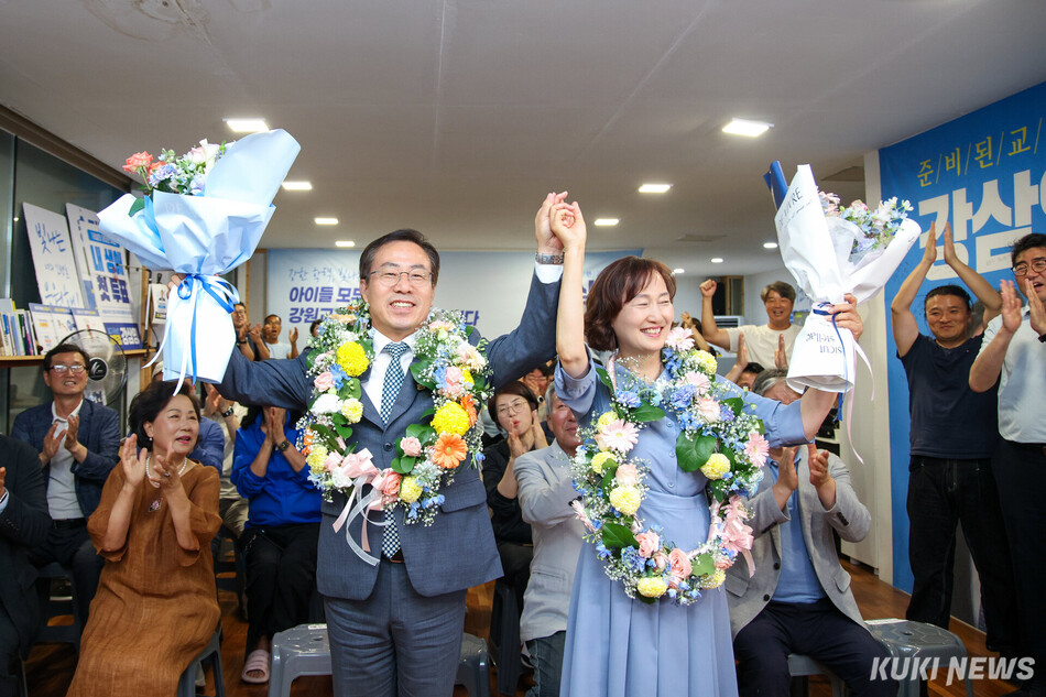 강삼영 강원특별자치도교육감 후보가 당선이 확실해지면서 아내 양호숙씨와 축하를 받고 있다.