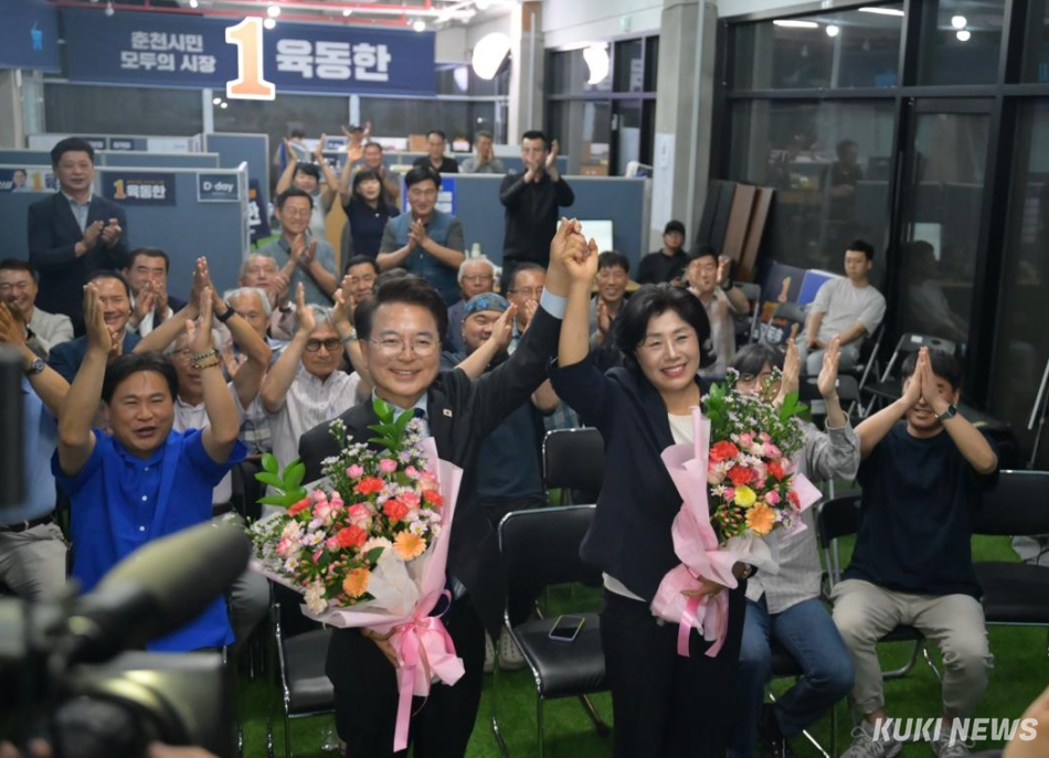 육동한 춘천시장 후보가 당선이 확실시되면서 아내 윤일숙 씨와 승리의 기쁨을 나누고 있다.
