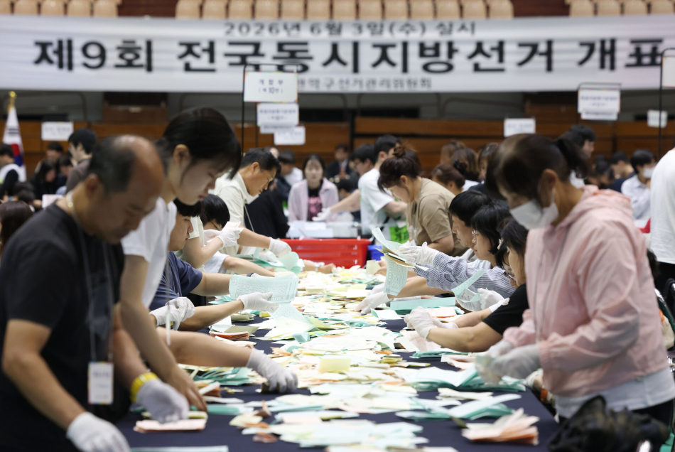 6·3지방선거일인 3일 서울 관악구 서울대학교 체육관에 마련된 개표소에서 개표사무원들이 표를 분류하고 있다. 연합뉴스