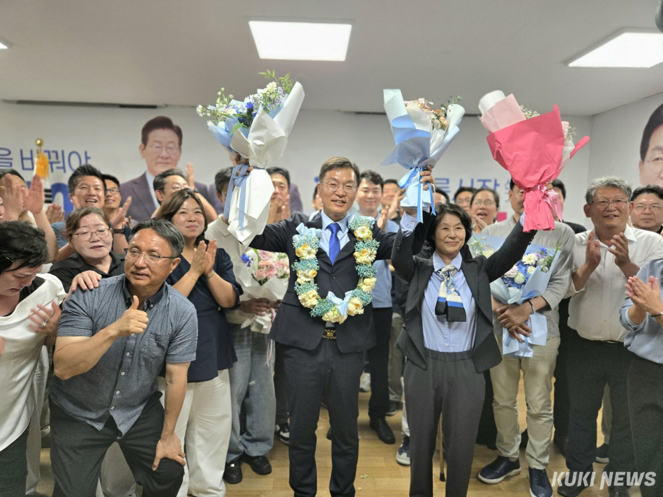 더불어민주당 김중남 후보가 3일 진행된 제9회 전국동시지방선거 강릉시장 선거에서 득표율 52.46%를 기록하며 국민의힘 김홍규 후보(41.34%)를 제치고 강릉시장에 당선, 옥천동 선거사무소에서 축하인사를 받고 있다. 전인수 기자