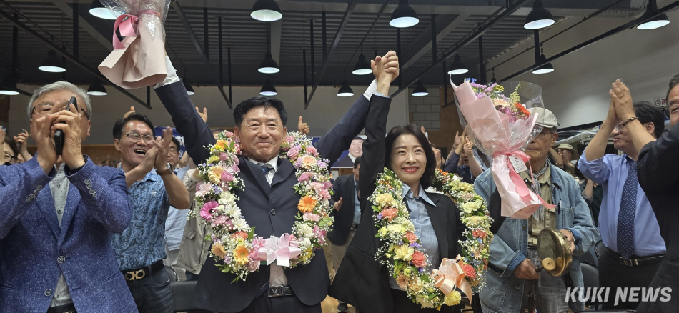 3일 실시한 제9회 전국동시지방선에서 더불어민주당 이정학 동해시장 후보가 4일 오전 당선이 확정되자 환호하고 있다.