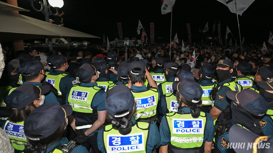 4일 경기 과천 중앙선거관리위원회에 투표용지 부족 사태에 항의하는 시민들이 모여있다.