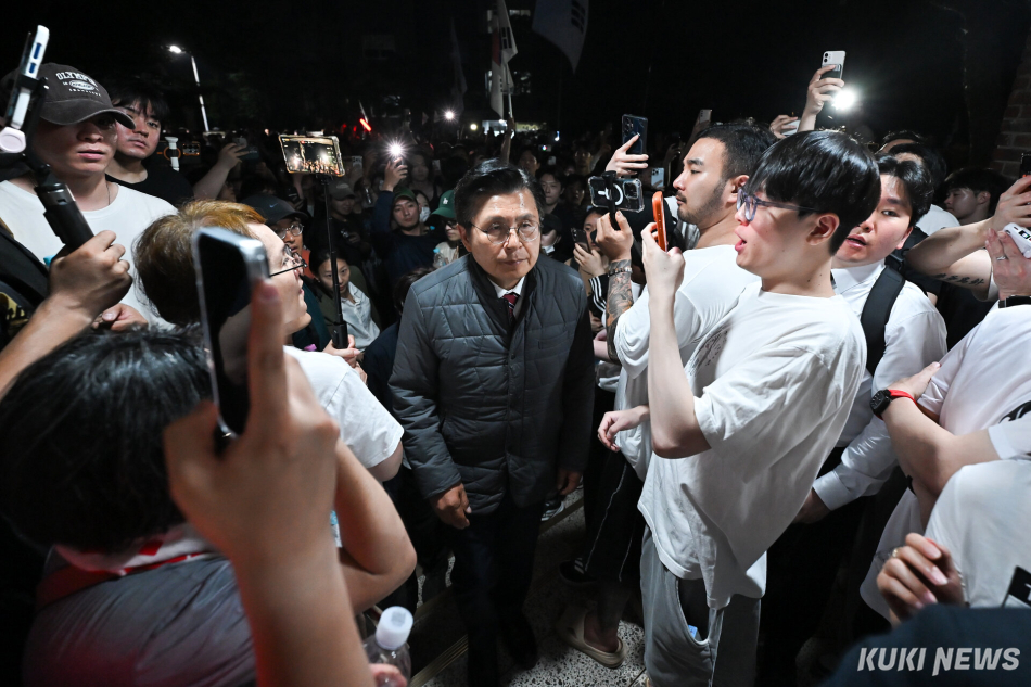 황교안 자유와혁신 대표가 4일 서울 송파구 잠실7동 투표소로 들어서고 있다.