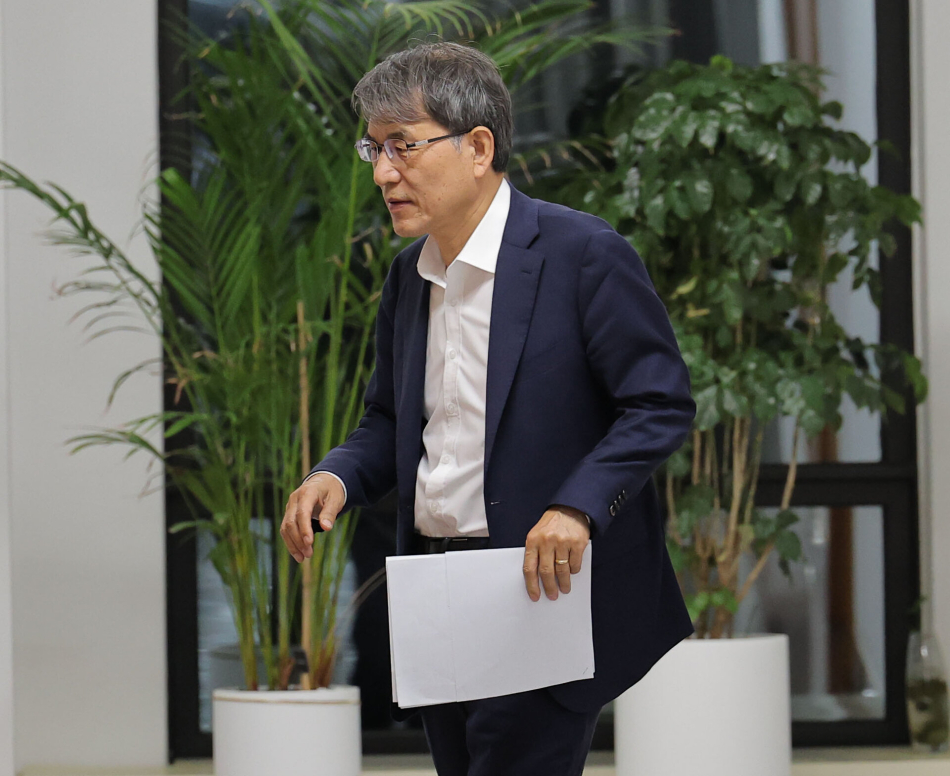 노태악 중앙선거관리위원장이 4일 경기 과천 중앙선관위에서 열린 긴급위원회 회의를 마친 뒤 위원장실로 향하고 있다. 연합뉴스