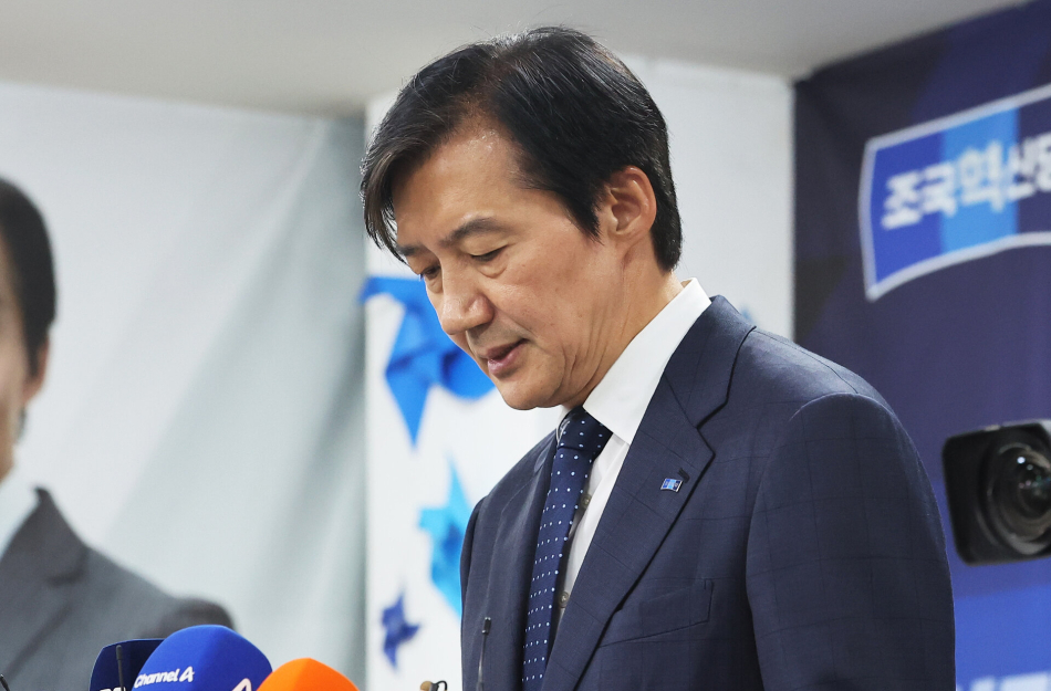 경기 평택을 국회의원 재선거에 출마한 조국혁신당 조국 후보가 4일 경기도 평택시 선거사무소에서 선거 패배를 인정하고 있다. 연합뉴스