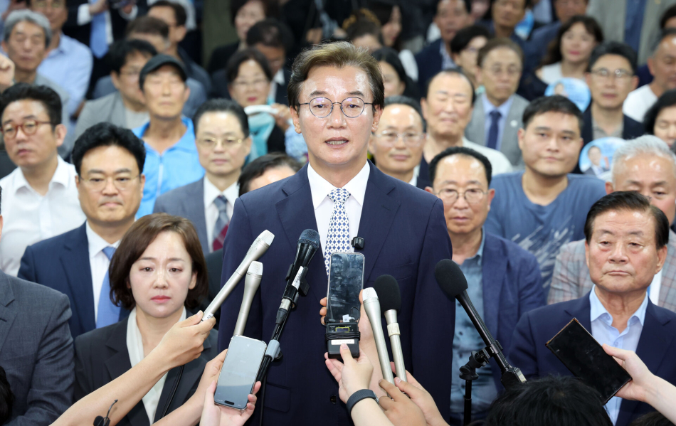 전재수 더불어민주당 부산시장 후보가 4일 부산 부산진구 선거사무소에서 당선이 확실시되자 언론 인터뷰를 하고 있다. 연합뉴스