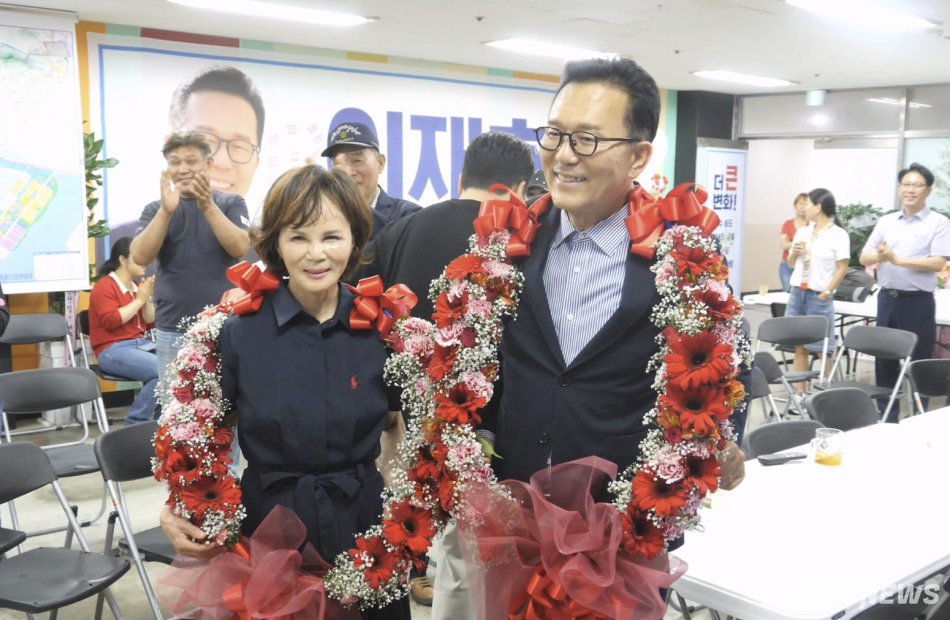 이재호 인천 연수구청장 당선인과 배우자(사진제공 = 이재호 선거캠프)