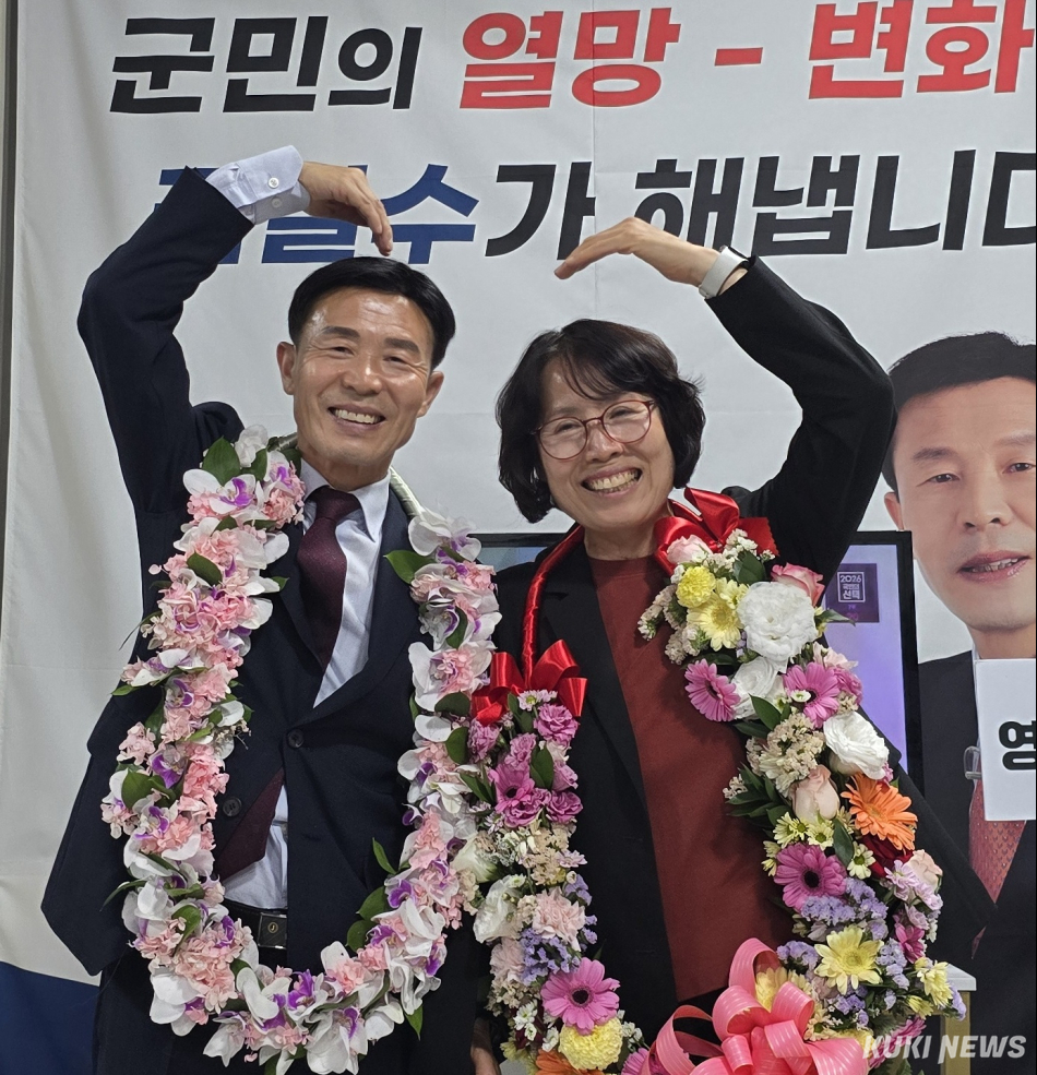 국민의힘 김길수 영월군수 당선인이 4일 오전 강원 영월군 캠프에서 배우자와 함께 지지자들에게 감사 인사를 하고 있다. 당선인 캠프