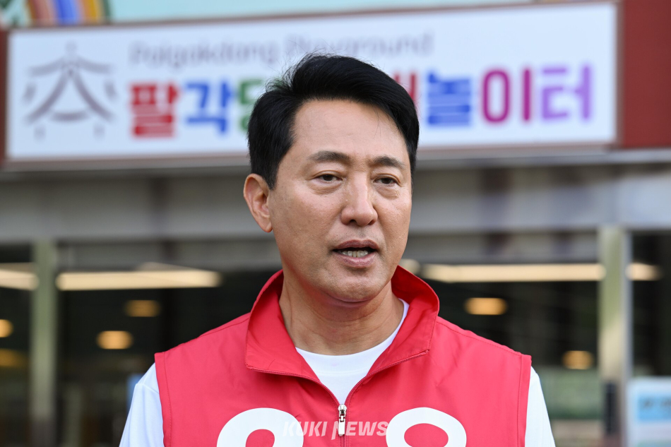 오세훈 국민의힘 서울시장 후보가 지난달 25일 서울 광진구 서울어린이대공원에서 기자들의 질문에 답하고 있다. 임은재 기자