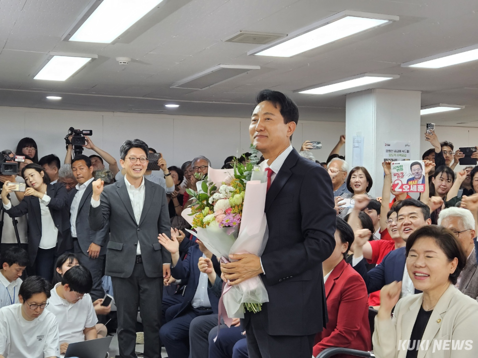 오세훈 국민의힘 서울시장 후보가 4일 오전 서울 종로구 대왕빌딩에 마련된 선거사무소에서 꽃다발을 안고 있다. 이은서 기자