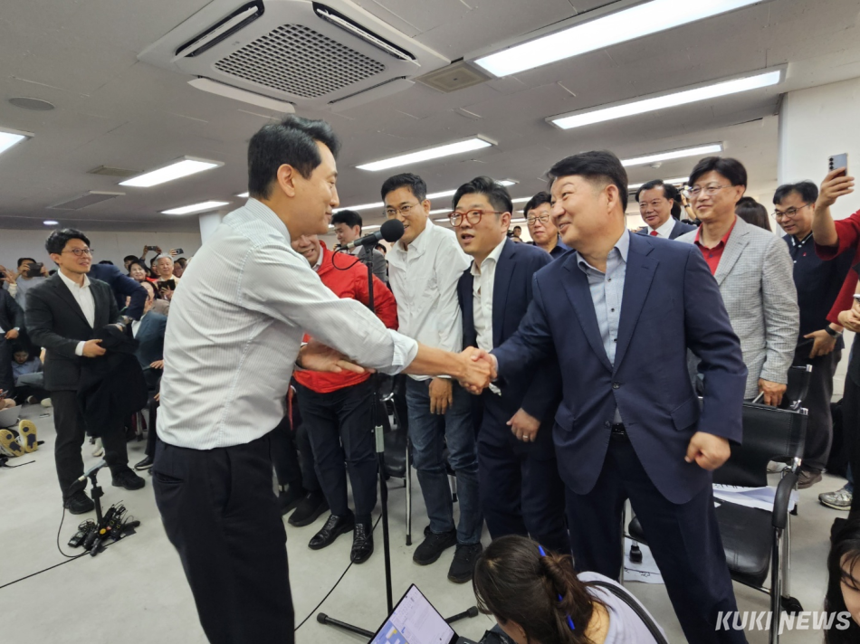 오세훈 국민의힘 서울시장 후보가 4일 오전 서울 종로구 대왕빌딩에 마련된 선거사무소에서 캠프 관계자들과 악수하고 있다. 이은서 기자