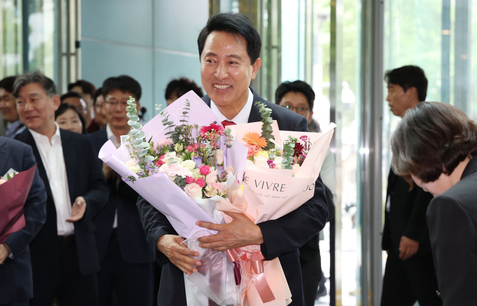 오세훈 서울시장이 4일 서울시청 로비에서 꽃다발을 받은 뒤 기뻐하고 있다. 연합뉴스