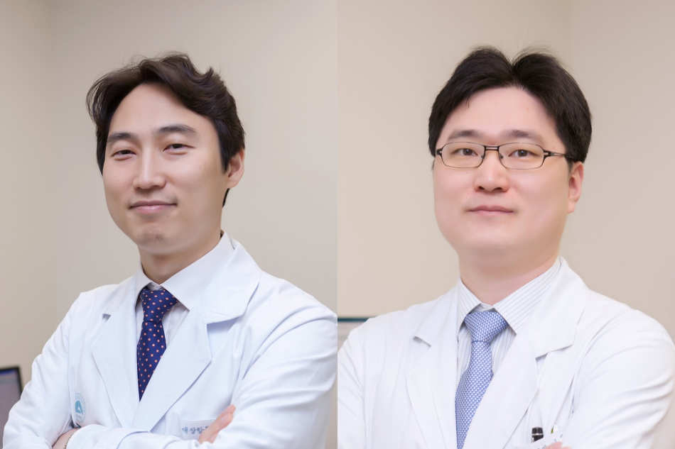 윤용식(왼쪽), 이종률 서울아산병원 대장항문외과 교수. 서울아산병원 제공