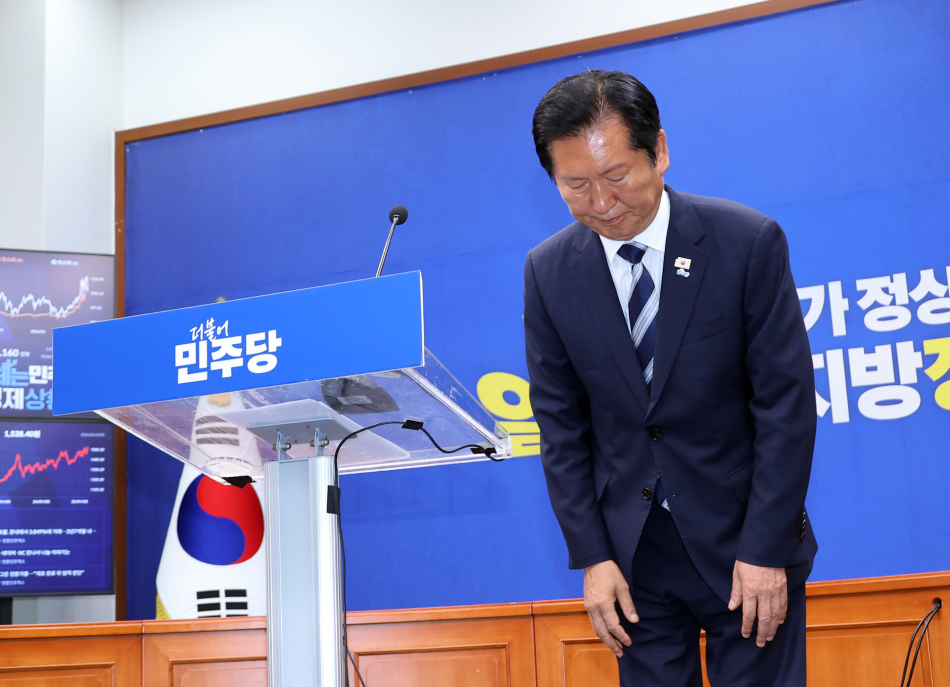 더불어민주당 정청래 총괄상임선대위원장이 4일 국회에서 기자회견을 마친 뒤 고개 숙여 인사하고 있다. 연합뉴스
