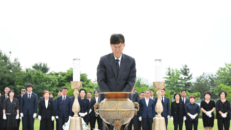 안산시 최초 연임 이민근 시장 “안산 미래 성장동력 확충”…현충탑 참배로 첫 행보
