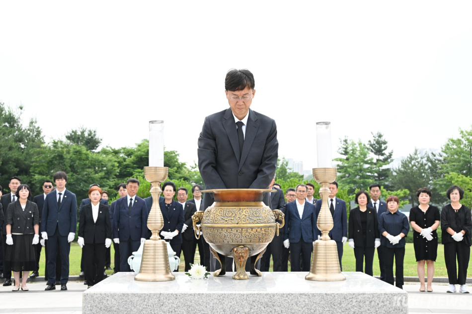 이민근 안산시장이 지방선거 당선 직후인 4일 첫 행보로 현충탑을 찾아 참배하고 있다. 안산시 제공