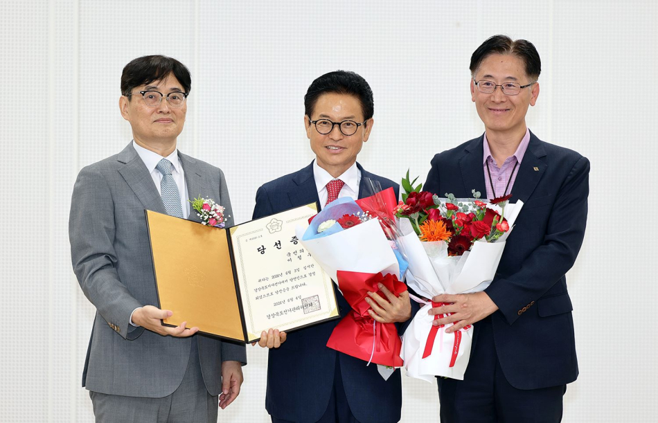 이철우 당선인이 경북선관위에서 당선증을 수령하고 있다. 이 후보 캠프 제공