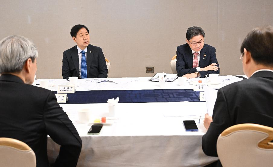 구윤철 부총리 겸 재정경제부 장관(왼쪽)이 4일 서울 종로구 정부서울청사에서 열린 시장상황점검회의를 주재하고 있다. 사진=재정경제부