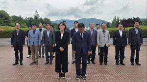 권순기 경남교육감 당선인, 충혼탑 참배로 첫 공식 일정 시작