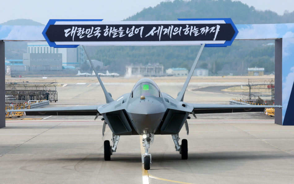 지난 3월 경남 사천 한국항공우주산업(KAI)에서 KF-21 양산 1호기를 공개하고 있다. 연합뉴스