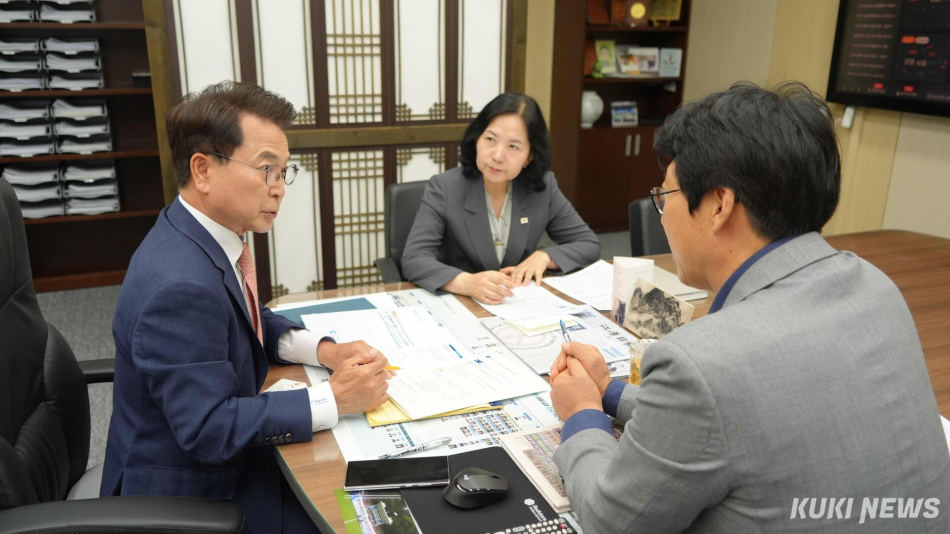 재선에 성공한 육동한 춘천시장이 4일 직무에 복귀해 업무보고를 받고 있다.