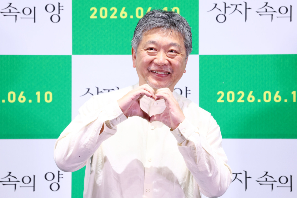 고레에다 히로카즈 감독이 4일 오후 서울 삼성동 메가박스 코엑스에서 열린 영화 ‘상자 속의 양’ 언론시사회 및 내한 기자간담회에서 포즈를 취하고 있다. 연합뉴스