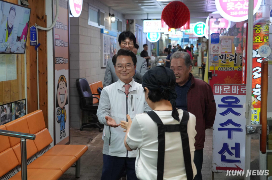 직무에 복귀한 육동한 춘천시장이 4일 춘천 중앙시장을 방문해 상인들과 인사를 나누고 있다.