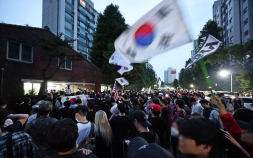 경찰, 잠실 7동 제2투표소에 경찰 기동대 투입…시위대 해산 명령